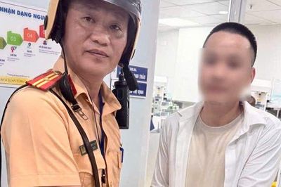 CSGT Hà Nội mở đường cứu bé trai 3 ngày tuổi nguy kịch giữa giờ cao điểm