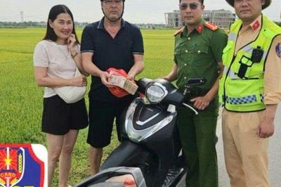 Chiếc túi vô chủ bên đường khiến CSGT Quảng Trị lập tức tìm người đánh rơi