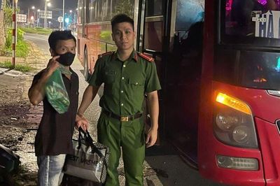 Đi bộ từ Hà Nội về quê trong tình trạng kiệt sức, người đàn ông may mắn gặp Công an