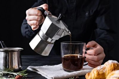 Uống cà phê trước hay sau bữa sáng tốt hơn? Câu trả lời khiến nhiều người bất ngờ