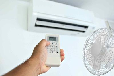 Ngủ bật quạt hay điều hòa tốt hơn? 5 nguyên tắc giúp ngủ mát mà không hại sức khỏe