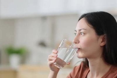 Mùa hè uống nước ấm hay nước nguội thì tốt hơn cho sức khỏe?