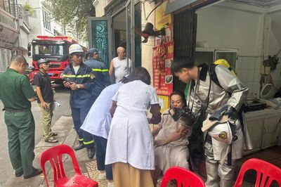 Cháy nhà ở Hà Nội, cảnh sát cứu phụ nữ mắc kẹt trên tầng 5