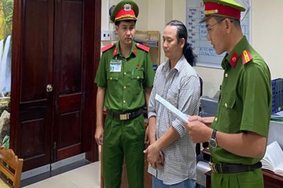 Khởi tố Phạm Văn Tân bán 1.520 giày dép giả nhãn hiệu nổi tiếng