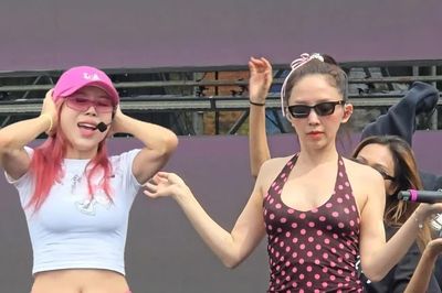 2 quán quân Chị Đẹp hội ngộ, Tóc Tiên 'giao bài' cho fan
