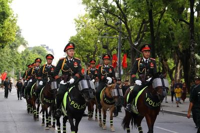 Cảnh sát cơ động kỵ binh tạo điểm nhấn giữa lòng Thủ đô trong '81 mùa bình yên'