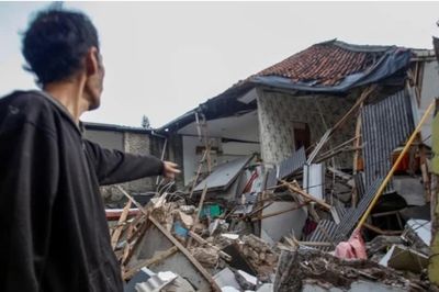 Động đất 7,7 độ rung chuyển Indonesia, người dân tháo chạy