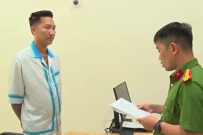 Khởi tố đối tượng Bùi Xuân Huấn (tức Huấn Hoa Hồng)