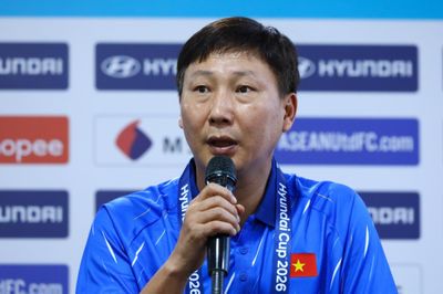 Phóng viên Malaysia hỏi xoáy về trận thua 0-4, HLV Kim đáp trả