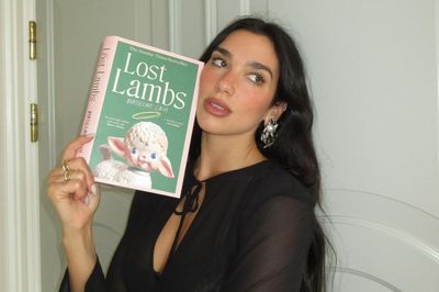 Nữ ca sĩ Dua Lipa đọc gì?