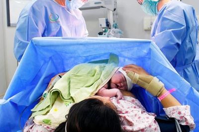 Mang thai lại sau một năm sinh mổ, mẹ nên làm gì?