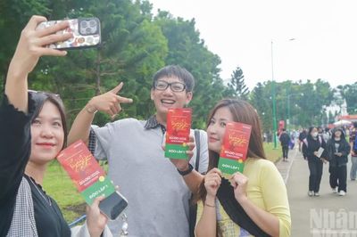 [Ảnh] Đông đảo người xếp hàng nhận vé concert 'Tổ quốc trong tim' tại Thành phố Hồ Chí Minh