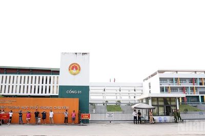 Thí sinh tại điểm thi Trường trung học phổ thông Chuyên Tuyên Quang hoàn thành bài thi lại hai môn tự chọn