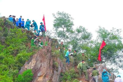 [Ảnh] Hàng nghìn người chung sức tái tạo dòng chữ 'Bác Hồ sống mãi' trên núi Nhón