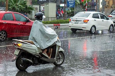 Thời tiết hôm nay (15-8): Khu vực Bắc Bộ có mưa rào và dông rải rác