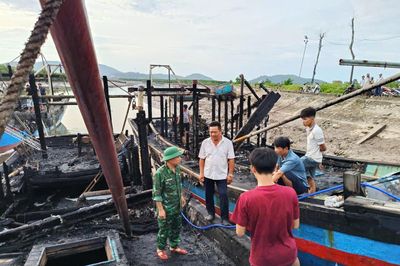 Nghệ An: Hỏa hoạn khiến 5 tàu cá bị cháy, gây thiệt hại nặng nề cho ngư dân