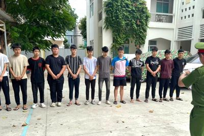 Truy xét nhóm thanh thiếu niên mang hung khí gây rối trên phố