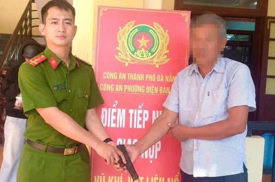 Giao nộp súng, đạn tìm thấy khi đào móng nhà