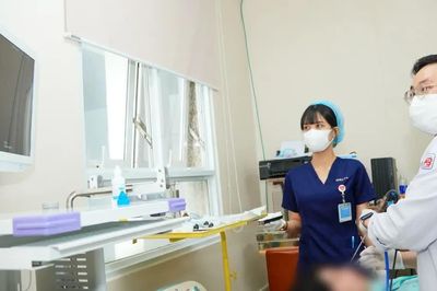Sụp mi, giảm thị lực do biến chứng viêm xoang