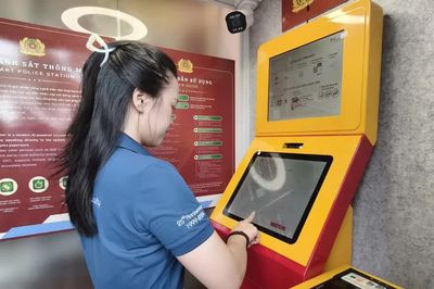 Thí điểm 'Trạm cảnh sát thông minh' bên Hồ Gươm