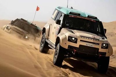 [GALLERY] Land Rover 'gây sốc' - đem siêu SUV đua Dakar Rally ra chạy phố
