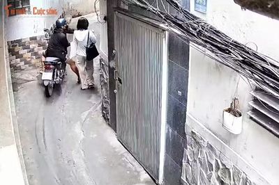 Bị cướp điện thoại, người phụ nữ níu áo khiến nghi phạm bỏ xe chạy bộ