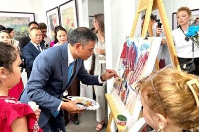 'Hương sắc Việt Nam' trên giấy Dó đến với công chúng vùng Viễn Đông