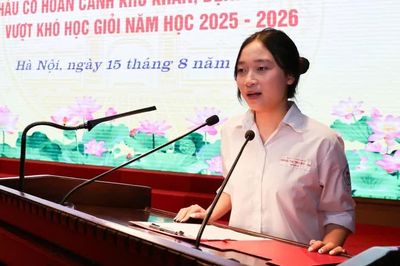Nữ sinh mồ côi mẹ được Bộ Tư lệnh Thủ đô vinh danh