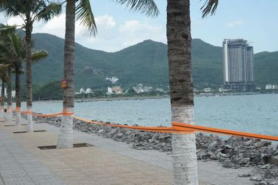 Vì sao phải thay mới lan can bờ biển Nha Trang?