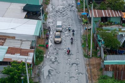 Cận cảnh tuyến đường đầy ổ gà ở TPHCM, người dân phải lạng lách mỗi ngày