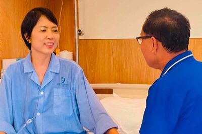 Chồng từng bế vợ về nhà lo hậu sự nhưng điều kỳ diệu xảy ra