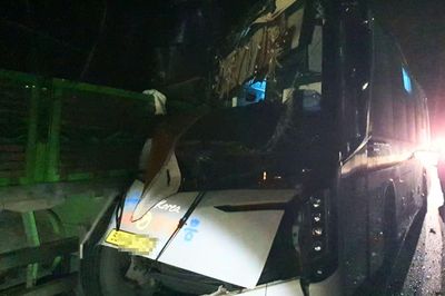 Xe khách tông ô tô tải dừng ở làn khẩn cấp, nữ du khách Nga tử vong