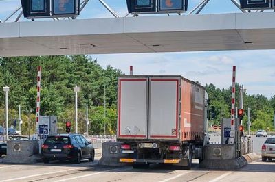 Một gia đình dùng 3 ô tô, nhiều tháng trốn phí đường bộ bằng cách nâng rào chắn