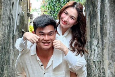 Ca sĩ Hòa Minzy quấn quýt bên Đại uý Thăng Văn Cương, MC Đan Lê gợi cảm