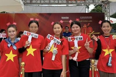 Nô nức đổi vé cứng chương trình nghệ thuật 'Tổ quốc trong tim' tại TP Hồ Chí Minh