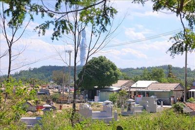 Gần 100 hộ dân thôn Cổ Lũy phải sống giữa hơn 20.000 ngôi mộ