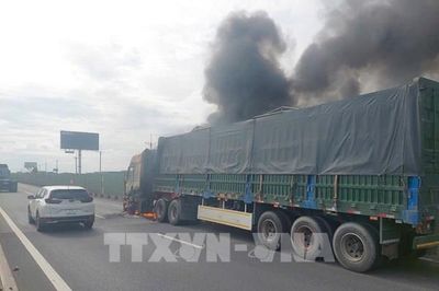 Cháy xe đầu kéo, cao tốc Thành phố Hồ Chí Minh - Long Thành - Dầu Giây ùn tắc kéo dài