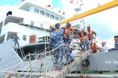 Hải quân Vùng 4 bàn giao ngư dân bị đột quỵ về địa phương để điều trị