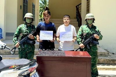 Bắt 2 người vận chuyển 179 đầu thuốc lá điện tử chứa chất ma túy