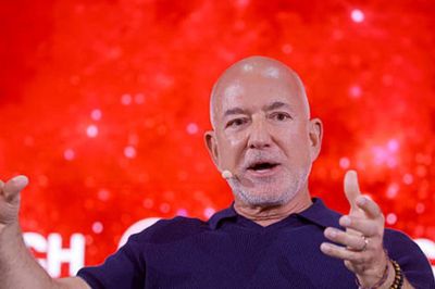 Tập đoàn sở hữu Liverpool bán 33% cổ phần cho liên minh tỷ phú Jeff Bezos và Eduardo Saverin
