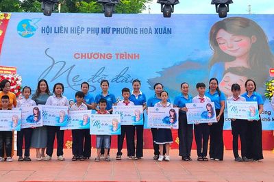 Phường Hòa Xuân nhận đỡ đầu, tặng quà 89 học sinh trước thềm năm học mới