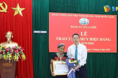 Chủ tịch UBND thành phố Nguyễn Mạnh Hùng trao Huy hiệu Đảng tại xã La Dêê
