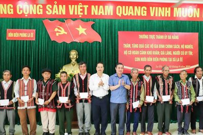 Lãnh đạo thành phố trao quà hộ nghèo, con nuôi biên phòng tại xã La Êê, La Dêê