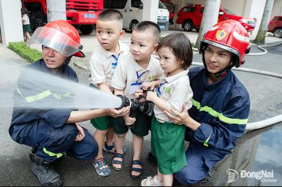 Tuyên truyền, trải nghiệm, thực hành chữa cháy và cứu nạn, cứu hộ đối với các học sinh, giáo viên Trường Mầm non Đom Đóm