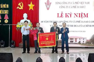 Công ty Cà phê Ia Sao 2 đón nhận cờ thi đua của Chính phủ