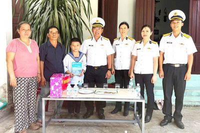 Lữ đoàn 162 thăm, tặng quà cho con ngư dân nhận đỡ đầu trước năm học mới