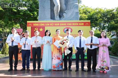 Đảng bộ Báo và Phát thanh, Truyền hình Khánh Hòa tổ chức kết nạp đảng viên tại Tượng đài 23 tháng 10