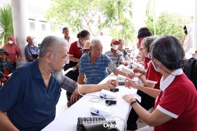 Khám bệnh, phát thuốc miễn phí cho 400 người dân tại xã Trung Khánh Vĩnh