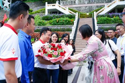 Tiễn đoàn đại biểu thanh niên Việt Nam tham gia chương trình giao lưu giáo viên - sinh viên Việt - Trung