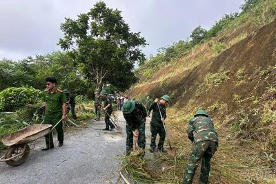 Ấm áp tình quân dân trong chương trình “Ngày cuối tuần cùng dân” tại xã Yên Bình